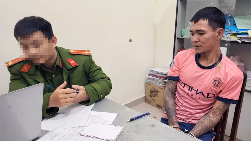 Đối tượng Đen tại cơ quan công an.