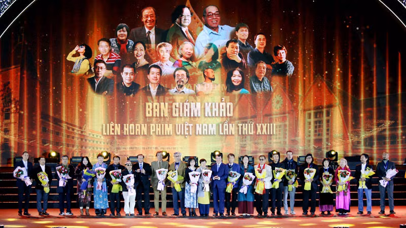 Ban tổ chức tặng hoa Ban giám khảo Liên hoan Phim Việt Nam lần thứ 23.