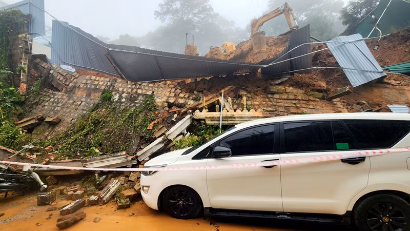 Rất may vụ sạt lở không gây thiệt hại về người. Rất may vụ sạt lở không gây thiệt hại về người.