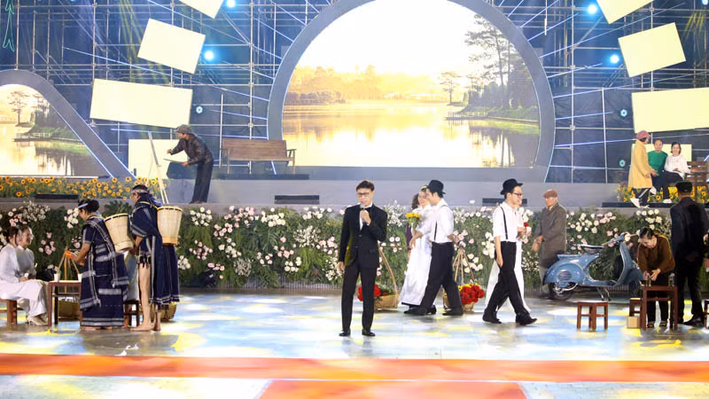 Ca sĩ Tuấn Ngọc trình diễn ca khúc "Thương về miền đất lạnh" tại lễ kỷ niệm.