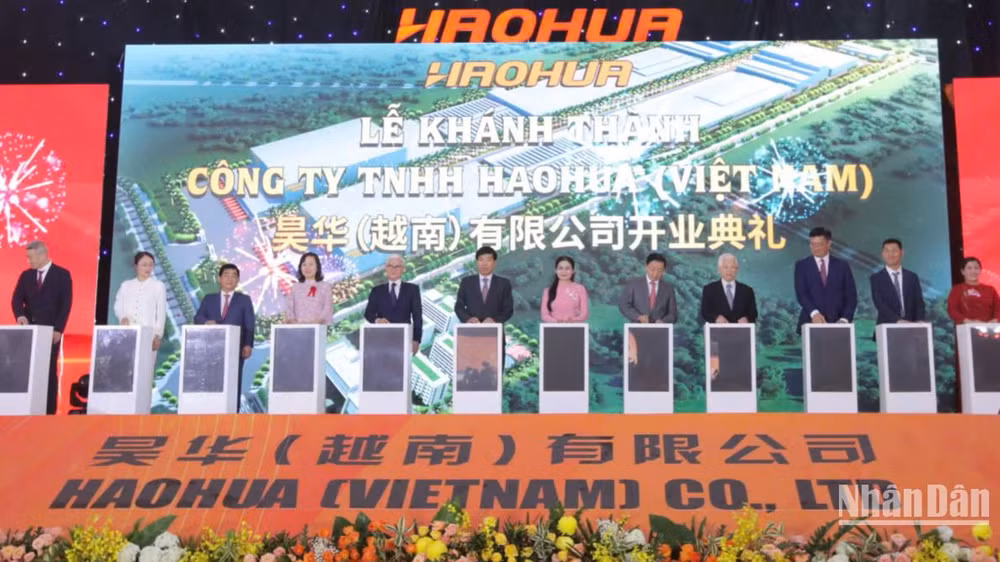 Phó Thủ tướng Chính phủ Trần Hồng Hà và các đại biểu ấn nút khánh thành giai đoạn 1 Nhà máy sản xuất lốp ô-tô của Công ty Trách nhiệm hữu hạn HAOHUA (Việt Nam).
