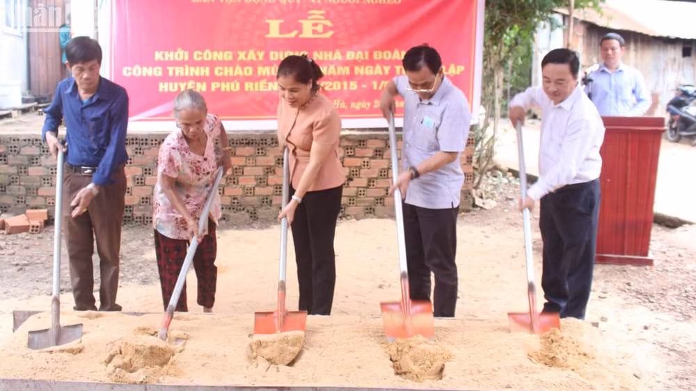 Lãnh đạo Huyện ủy Phú Riềng, tỉnh Bình Phước cùng nhân dân khởi công xây dựng nhà đại đoàn kết cho người nghèo. (Ảnh NHẤT SƠN)