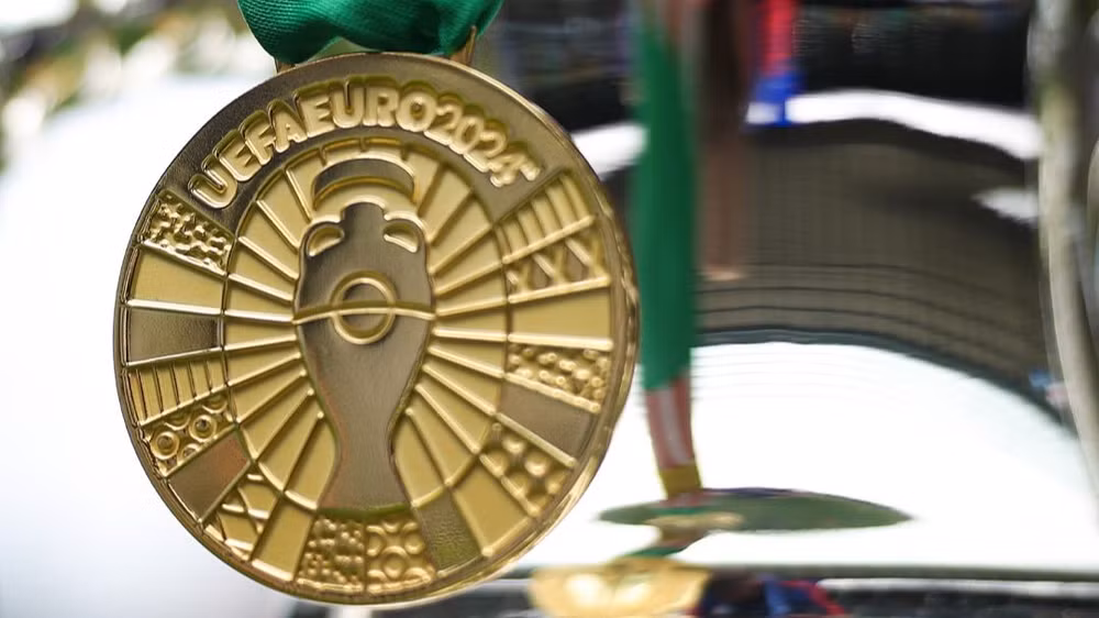 [EURO Quiz] Cúp EURO: Tên gọi, giá trị, chất liệu và những thông tin thú vị ảnh 6