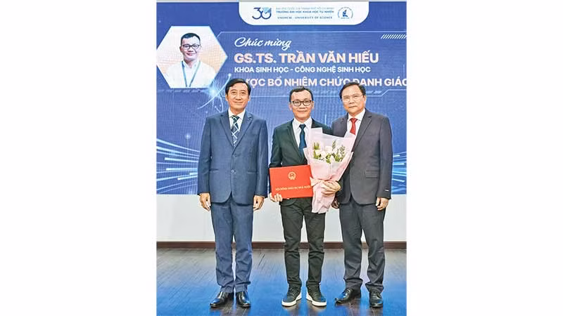 Giáo sư, Tiến sĩ Trần Văn Hiếu (giữa) trong lễ bổ nhiệm chức danh Giáo sư. (Ảnh CTV)