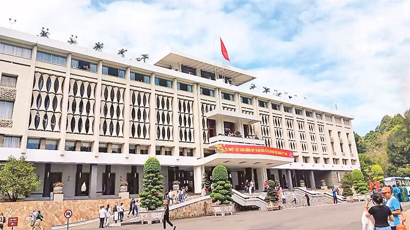 Dinh Độc Lập ngày nay là điểm du lịch đón tiếp nhiều du khách đến tham quan.