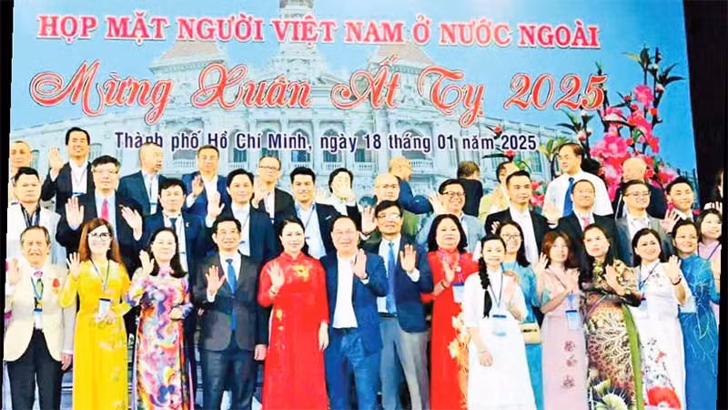 Lễ họp mặt người Việt Nam ở nước ngoài mừng Xuân mới, do Thành phố Hồ Chí Minh tổ chức.