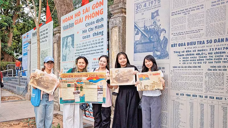 Các bạn trẻ cùng phụ san đặc biệt của Báo Nhân Dân.