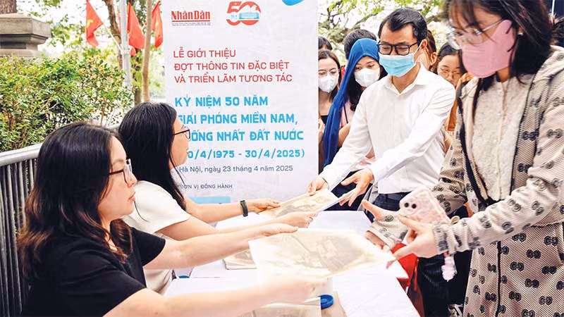 Người dân đến tham quan được tặng ấn phẩm thông tin đặc biệt hoàn toàn miễn phí.