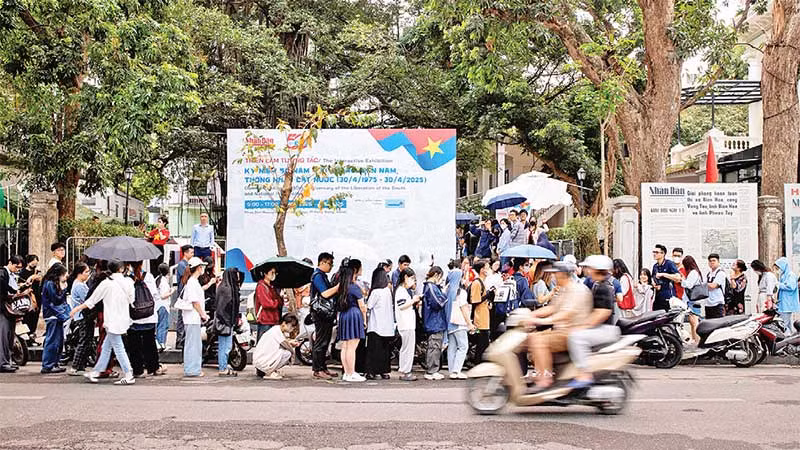 Du khách xếp hàng từ sớm để tham quan triển lãm và nhận phụ san Báo Nhân Dân.