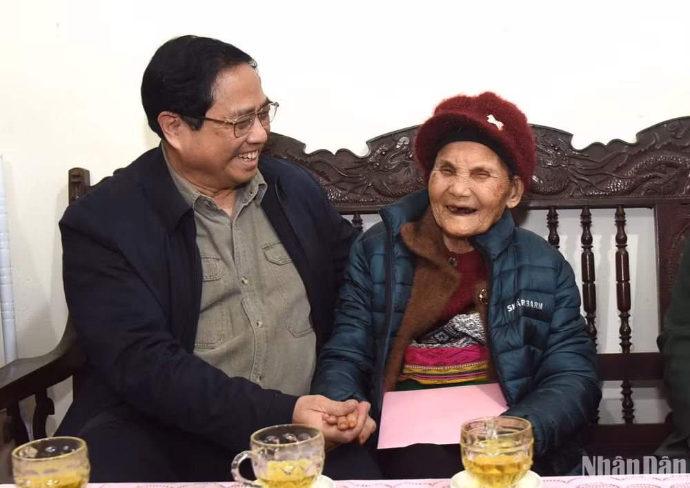 Thủ tướng bày tỏ lòng tri ân sâu sắc của Đảng và Nhà nước trước sự hy sinh, đóng góp to lớn của gia đình trong công cuộc đấu tranh giải phóng dân tộc.