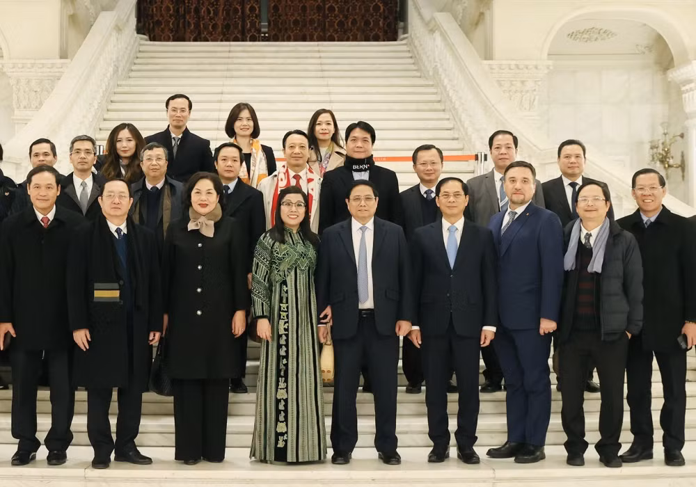 Thủ tướng Phạm Minh Chính và Phu nhân cùng các đại biểu tại Nhà Quốc hội ở thủ đô Bucharest. (Ảnh: Dương Giang/TTXVN)