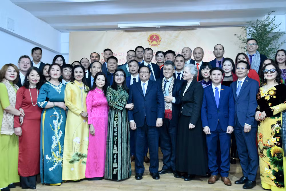 Thủ tướng Phạm Minh Chính và Phu nhân chụp ảnh lưu niệm với bà con cộng đồng người Việt Nam tại Romania.