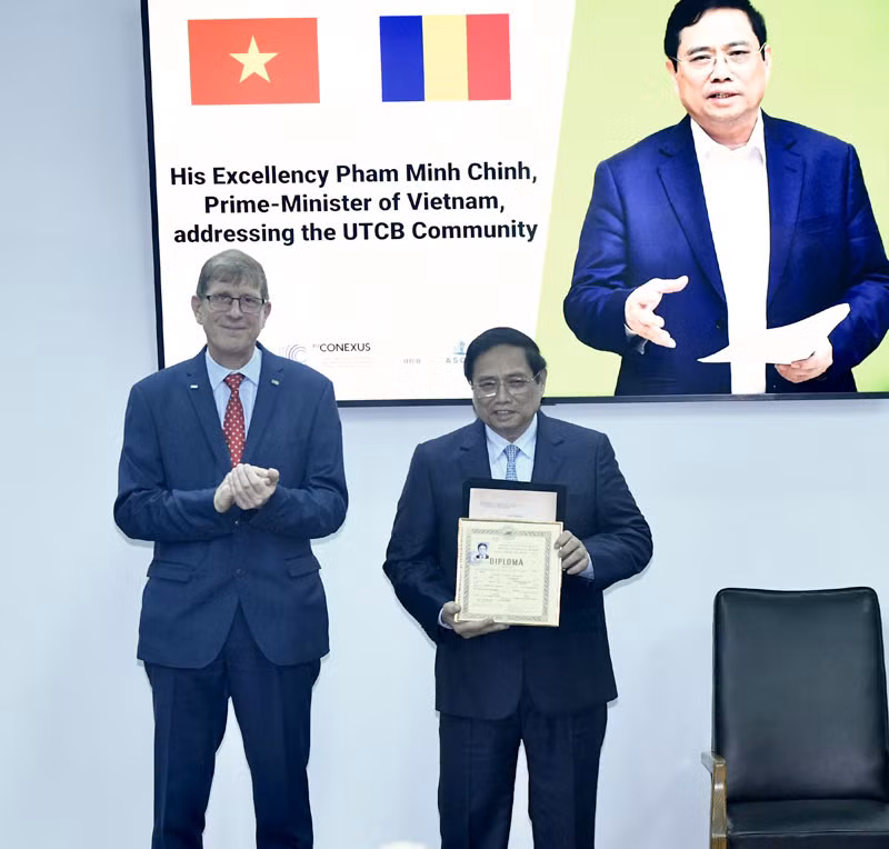 Lãnh đạo Đại học Kỹ thuật xây dựng Bucharest tặng Thủ tướng Phạm Minh Chính bản sao thành tích học tập trước đây của Thủ tướng. 
