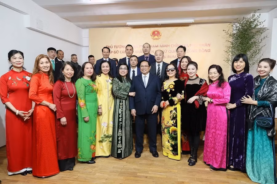 Thủ tướng Phạm Minh Chính và Phu nhân với cán bộ, nhân viên Đại sứ quán Việt Nam tại Romania. (Ảnh: Dương Giang/TTXVN)
