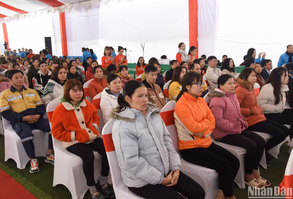 Đại diện các hộ nghèo, gia đình chính sách, công nhân lao động có hoàn cảnh khó khăn tham dự chương trình.