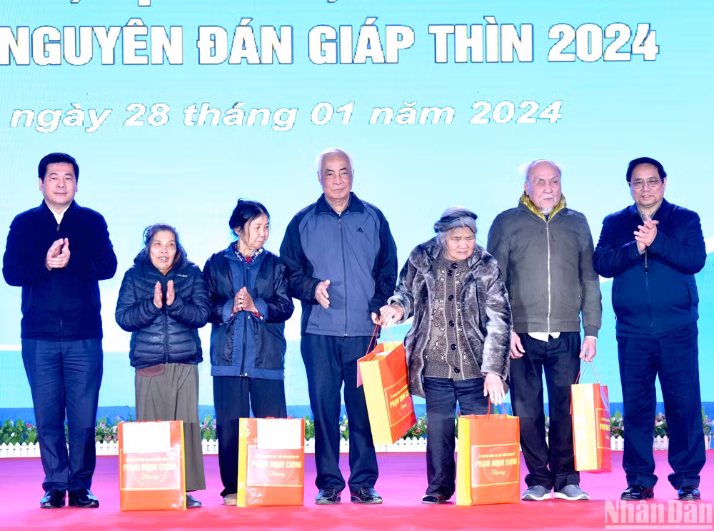 Thủ tướng Phạm Minh Chính trao quà Tết tặng 5 hộ gia đình chính sách tại chương trình.