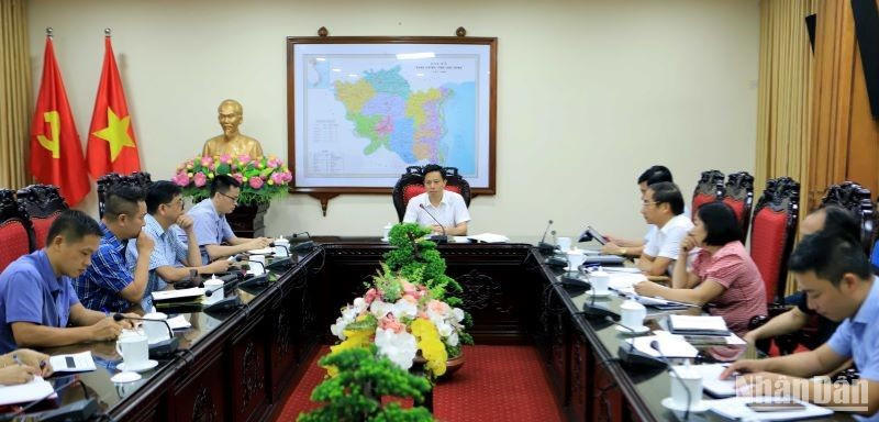 Phó Chủ tịch Ủy ban nhân dân tỉnh Thái Bình Lại Văn Hoàn trao đổi, thông tin với các cơ quan báo chí chung quanh việc quy hoạch, phát triển rừng trên địa bàn huyện Tiền Hải. Phó Chủ tịch Ủy ban nhân dân tỉnh Thái Bình Lại Văn Hoàn trao đổi, thông tin với các cơ quan báo chí chung quanh việc quy hoạch, phát triển rừng trên địa bàn huyện Tiền Hải.