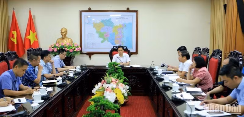 Phó Chủ tịch Ủy ban nhân dân tỉnh Thái Bình Lại Văn Hoàn trao đổi, thông tin với các cơ quan báo chí chung quanh việc quy hoạch, phát triển rừng trên địa bàn huyện Tiền Hải.