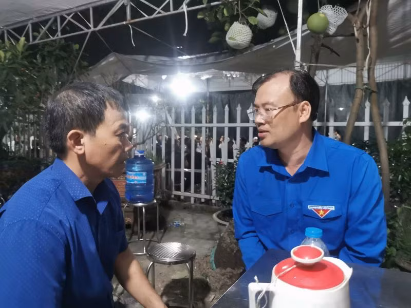 Bí thư Tỉnh đoàn Thái Bình Thiệu Minh Quỳnh thăm hỏi, chia sẻ với thân nhân chiến sĩ hy sinh trong khi làm nhiệm vụ. (Ảnh: Tỉnh đoàn cung cấp)