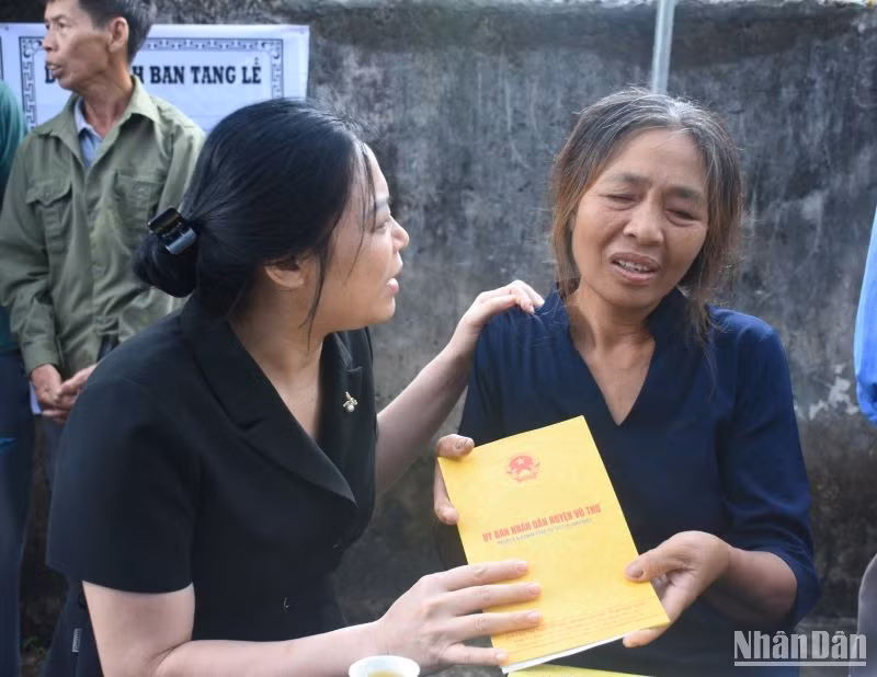 Bà Phạm Thị Như Phong, Chủ tịch Ủy ban nhân dân huyện Vũ Thư thăm hỏi, động viên gia đình nạn nhân Phạm Thị Thủy.