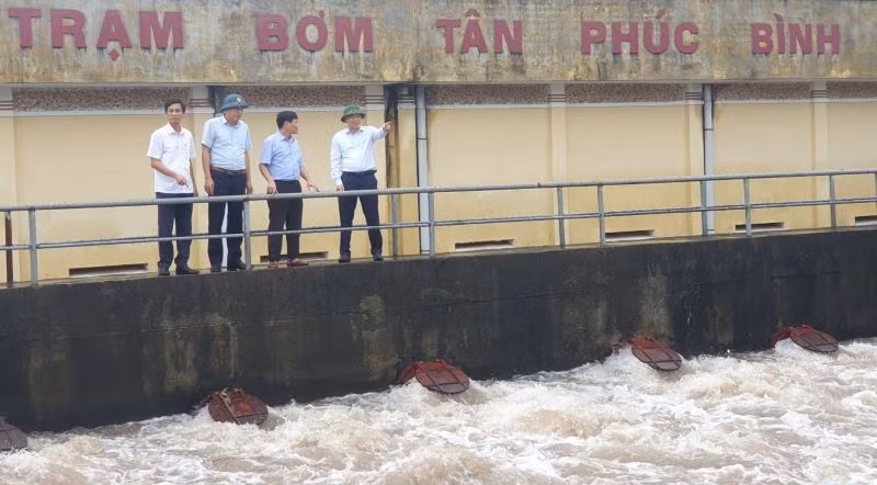 Trạm bơm tại xã Phúc Thành (Vũ Thư, tỉnh Thái Bình) hoạt động hết công suất. (Ảnh CTV)