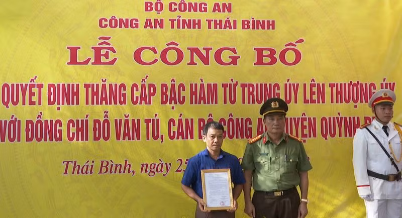 Lãnh đạo Công an tỉnh Thái Bình trao Quyết định truy thăng cấp bậc hàm cho đại diện gia đình chiến sĩ hy sinh. (Ảnh Công an cung cấp).