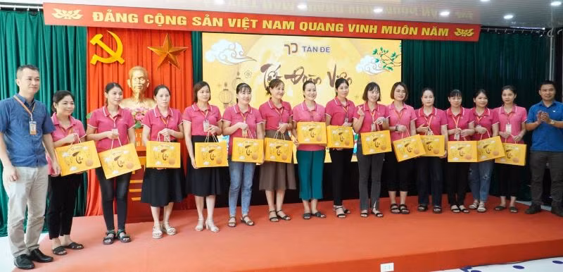 Hơn 17 nghìn suất quà Tết Trung thu được trao tận tay công nhân, lao động tại các phân xưởng. (Ảnh: CTV)