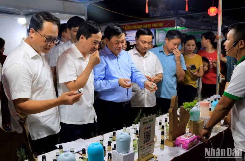 Các đại biểu tham quan gian hàng trưng bày tinh dầu Hương Thảo. (Ảnh: Mai Tú)
