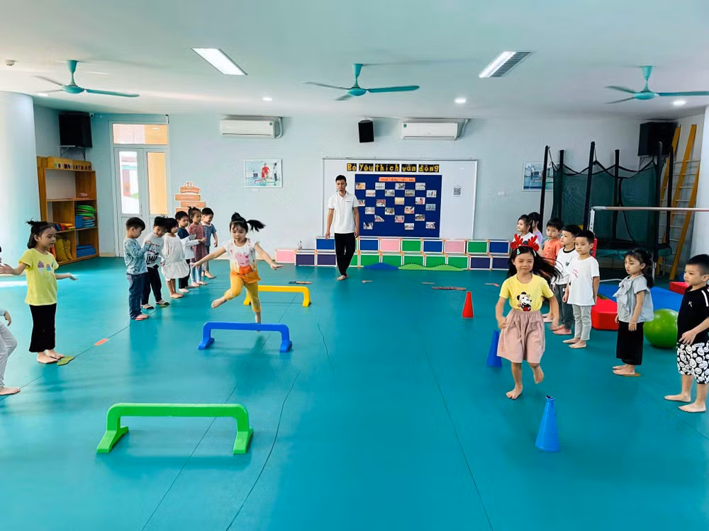 Học sinh Trường mầm non 20-10 (quận Hoàn Kiếm, Hà Nội) trong giờ học.