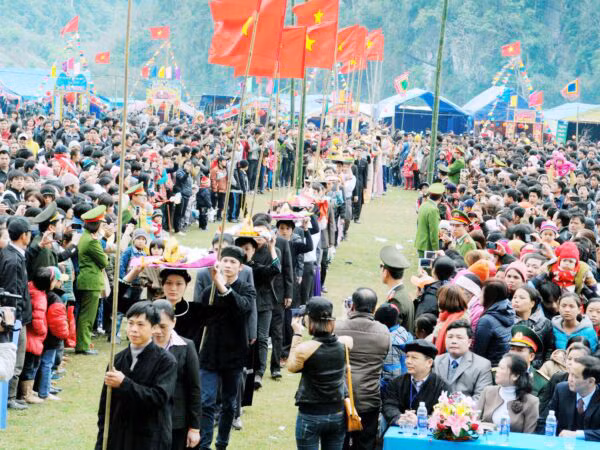 Lễ hội Lồng Tồng của người dân tộc Tày tại hồ Ba Bể (tỉnh Bắc Kạn).