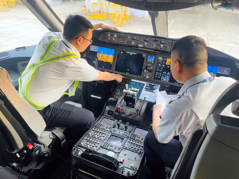 Các kỹ sư Công ty TNHH một thành viên Kỹ thuật máy bay (VAECO) kiểm tra thông số kỹ thuật máy bay.