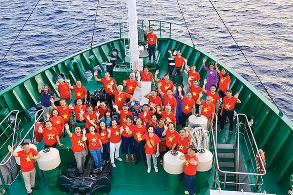 Hơn 40 kiều bào đến từ 17 quốc gia trên thế giới thăm huyện đảo Trường Sa và Nhà giàn DK1 (tháng 5/2022). (Ảnh DIỆP TRƯƠNG)