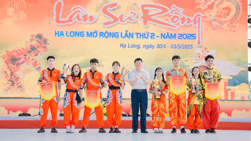 Phó Chủ tịch UBND thành phố Hạ Long Nguyễn Ngọc Sơn trao giải Nhất nội dung Lân lên mai hoa thung nam-nữ cho đội Thành Linh Đường.