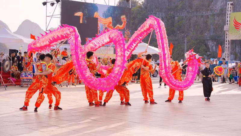Đội Thành Linh Đường (Quảng Ninh) thực hiện bài thi ở nội dung múa rồng.