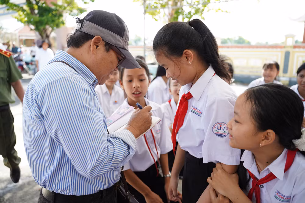 Các em học sinh trường THPT Nguyễn Thái Bình, huyện Thăng Bình, tỉnh Quảng Nam háo hức xin chữ ký các tác giả của cuốn sách.