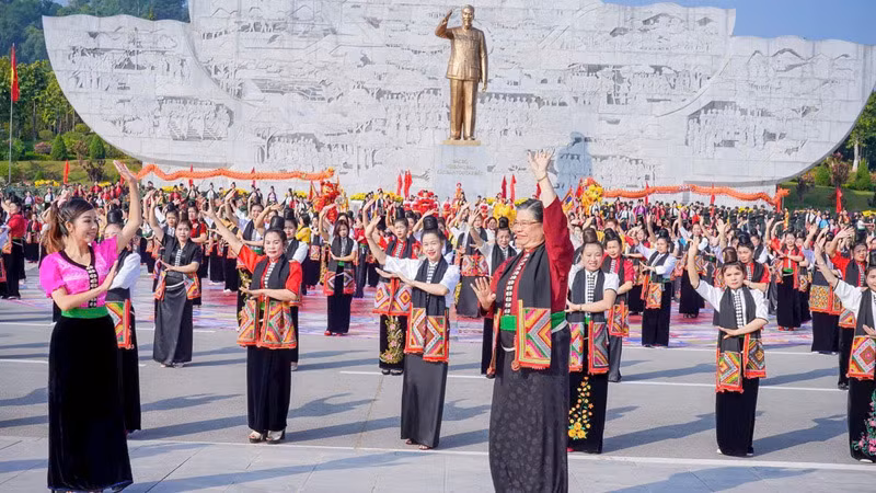 Tác giả cùng các nghệ sĩ múa "Vũ điệu kết đoàn" tại quảng trường Tây Bắc, tỉnh Sơn La.