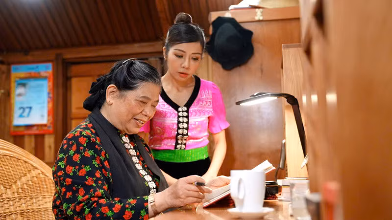 Nguyên Phó Chủ tịch Quốc hội Tòng Thị Phóng say mê với công việc nghiên cứu, gìn giữ và lan tỏa giá trị văn hóa truyền thống.