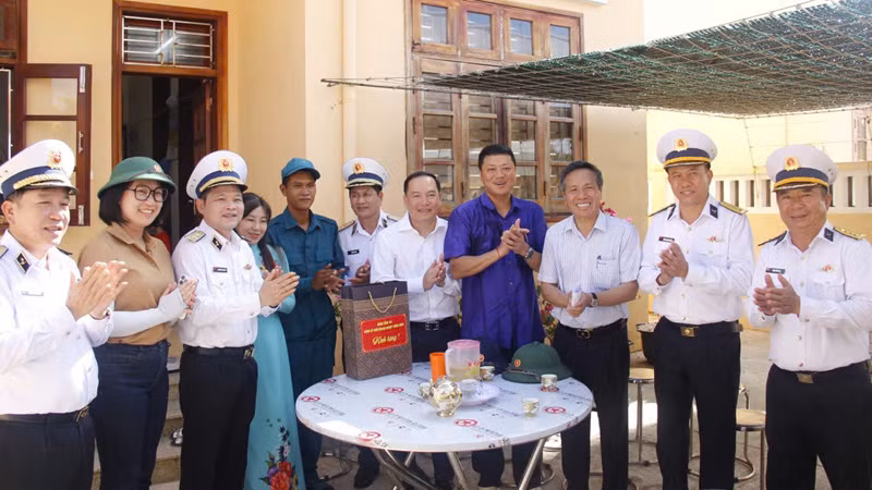 Tặng quà cho cán bộ, chiến trên đảo Đá Tây A (Quần đảo Trường Sa).