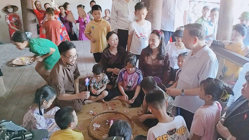 Tổng Bí thư Tô Lâm trong chuyến về thăm Làng cổ Đường Lâm.