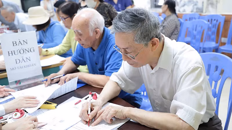 Cơ quan Bảo hiểm xã hội đẩy mạnh việc thực hiện chi trả lương hưu qua tài khoản cá nhân.