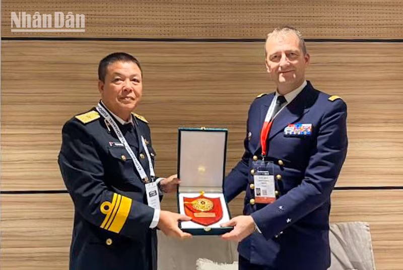 Chuẩn Đô đốc Phạm Như Xuân tại buổi làm việc cùng Phó Đô đốc Vincent du Gardin. (Ảnh: MINH DUY)