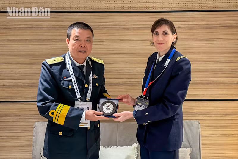 Chuẩn Đô đốc Phạm Như Xuân và Thiếu tướng Caroline Salahun chụp ảnh lưu niệm. (Ảnh: KHẢI HOÀN)