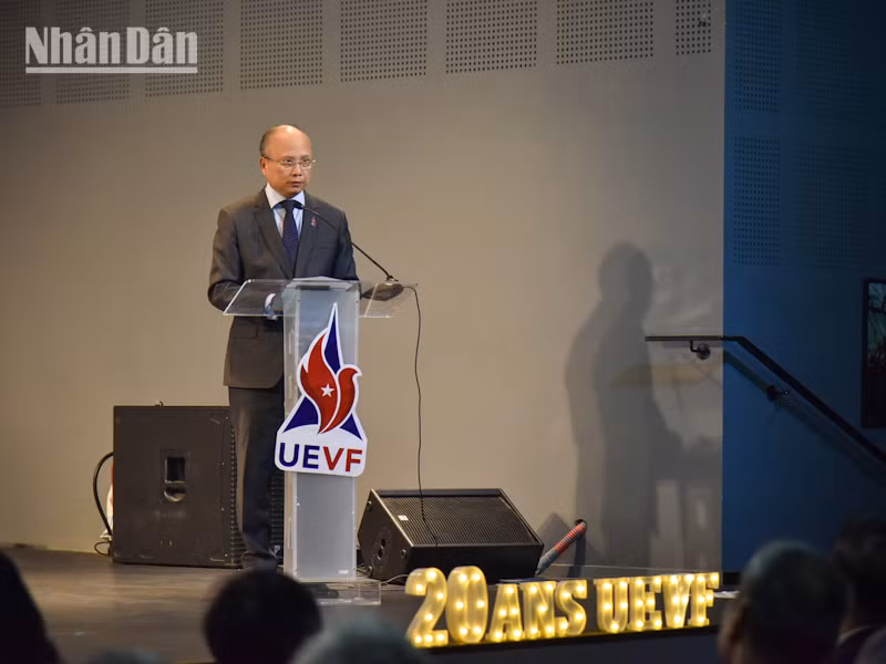 Đại sứ Đinh Toàn Thắng nhấn mạnh vai trò của tầng lớp thanh niên, sinh viên Việt Nam tại Pháp trong việc góp phần thúc đẩy quan hệ Việt Nam-Pháp. (Ảnh: MINH DUY)