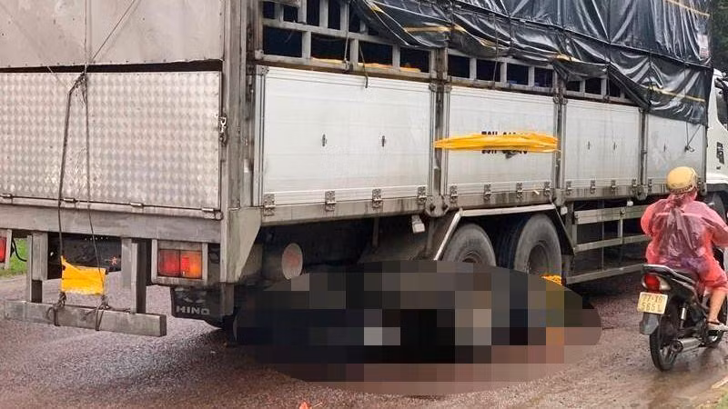 Hiện trường vụ tai nạn giao thông tại Phú Yên 26/11/2022, làm 3 người trong gia đình chết tại chỗ. (Ảnh: TRÌNH KẾ)