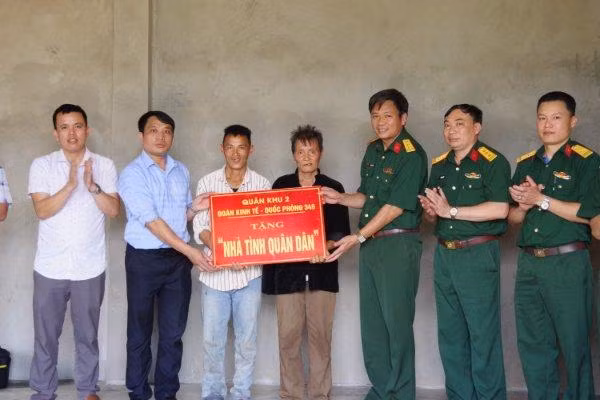 Đại diện Đoàn Kinh tế-Quốc phòng 345 (Quân khu 2) bàn giao "Nhà tình quân dân" tặng gia đình anh Tráng A Lử ở thôn Tỉn Thàng, xã La Pán Tẩn, huyện Mường Khương (Lào Cai).