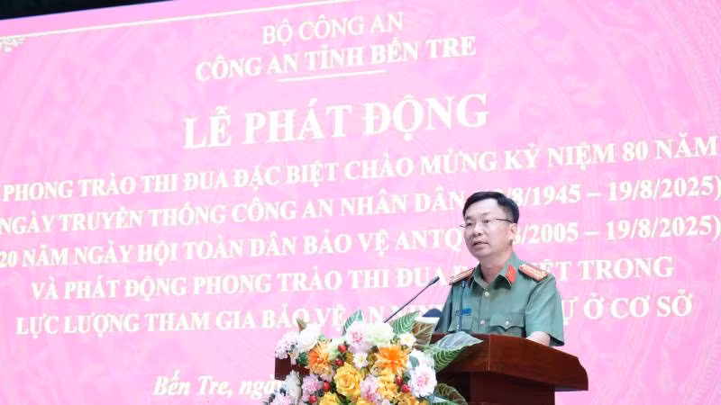 Đại tá Trương Sơn Lâm, Giám đốc Công an tỉnh Bến Tre phát biểu tại buổi lễ phát động thi đua. (Ảnh: HOÀNG TRUNG)