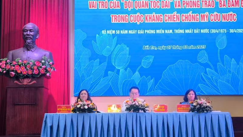 Lãnh đạo chủ trì tại Hội thảo khoa học quốc gia về "Vai trò của "Đội quân tóc dài" và phong trào "Ba đảm đang" trong kháng chiến chống đế quốc Mỹ cứu nước". (Ảnh: HOÀNG TRUNG)