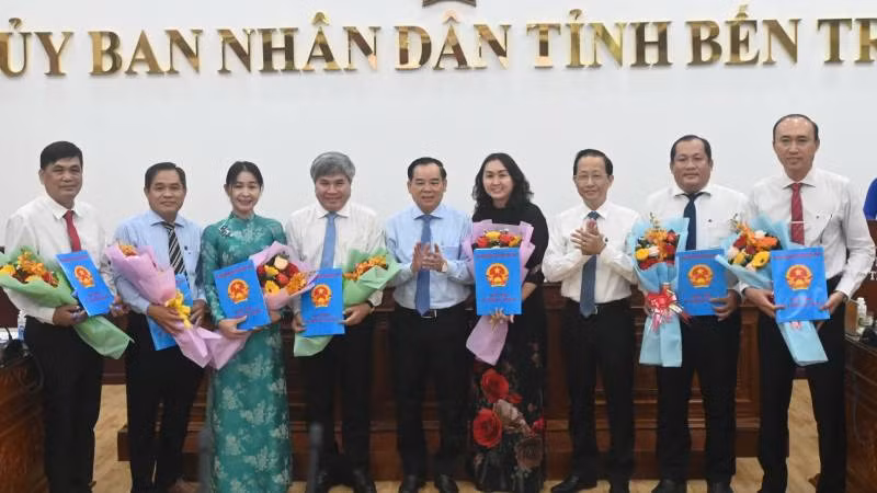 Chủ tịch Ủy ban nhân dân tỉnh Bến tre Trần Ngọc Tam trao quyết định bổ nhiệm Ban Giám đốc Sở Tài chính. (Ảnh: HOÀNG TRUNG)