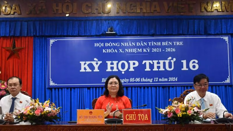 Chủ tọa kỳ họp thứ 16 Hội đồng nhân dân tỉnh Bến Tre. (Ảnh: HOÀNG TRUNG)