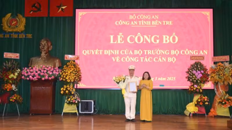 Quyền Bí thư Tỉnh ủy Bến Tre Hồ Thị Hoàng Yến trao quyết định bổ nhiệm Phó Giám đốc Công an tỉnh Bến Tre cho Thượng tá Nguyễn Văn Hạnh. (Ảnh: HOÀNG TRUNG)